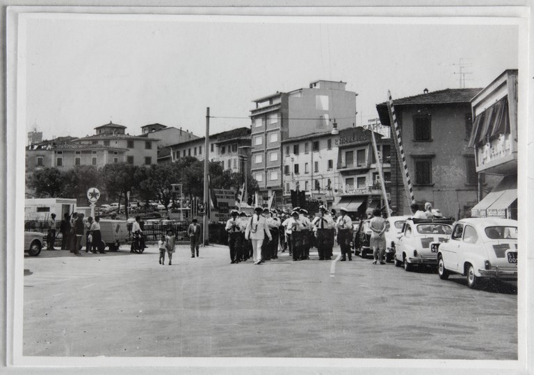 Poggibonsi, 18-19 luglio 1964, XX° anniversario della liberazione e conferimento ad Alcide Cervi della cittadinanza onoraria. Corteo lungo le vie della città